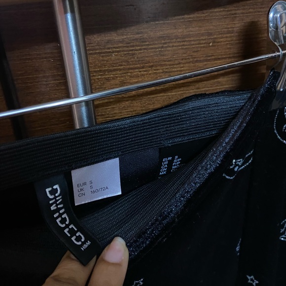 H&M black velvet skirt - Picture 9 of 11